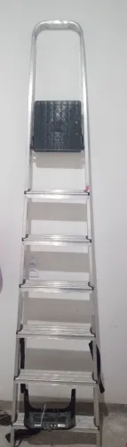 Vendo essa escada semi nova de alumínio 