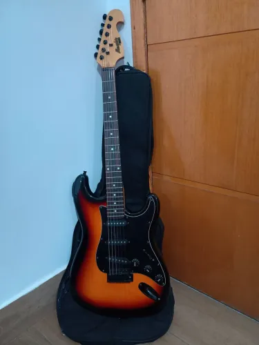 Kit Guitarra Memphis Tagima com afinador e caixa para estudos