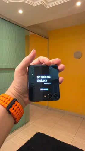 Samsung Galaxy Z Flip5 256GB Cinza Espacial <br>