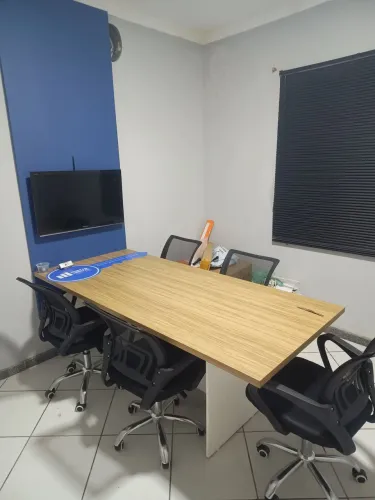 Mesa de reunião nova em MDF com painel e 5 cadeiras novas