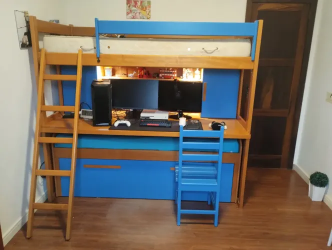 Móvel de quarto completo em madeira maciça!