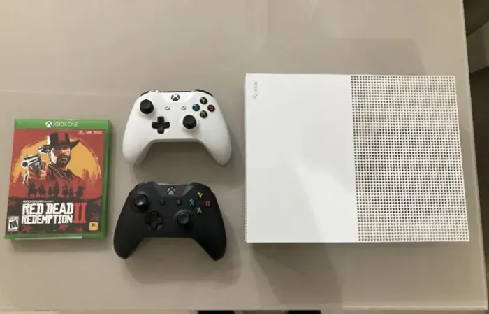 XBOX ONE S com RED DEAD REDEMPTION 2