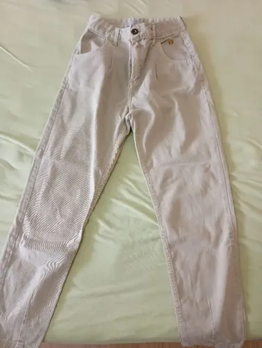 Calça sarja beje.