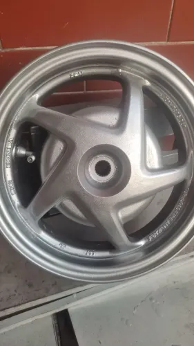 Vende se roda traseira da Lead 400 reais 