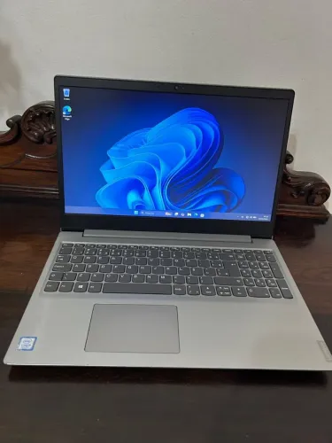Oferta Notebook Lenovo i3 8 Geração SSD 256GB Desempenho Para trabalhar e estudar