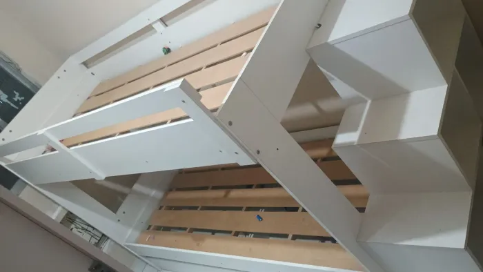 Cama beliche com gavetas