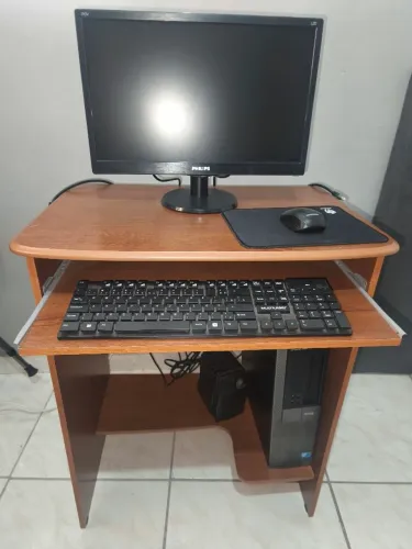 Computador e mesa de computador 