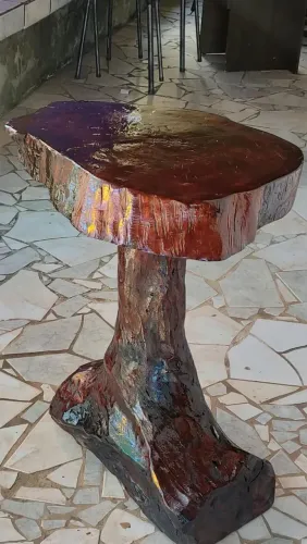 Mesa rústica de madeira que pode ser usada para decoração