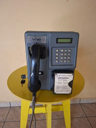 Aparelho telefônico orelhão c/ suporte