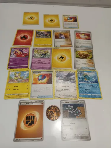 Moeda e cartas pokémon