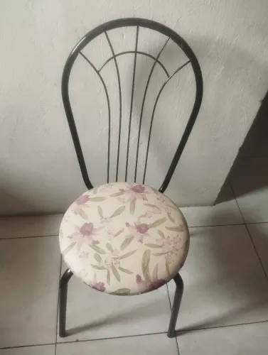 Vendo 3 cadeiras no valor. R$60,00