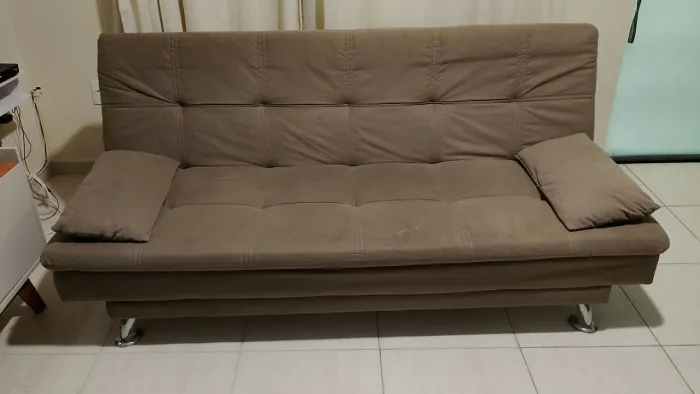 Sofá cama casal e duas poltronas decorativas