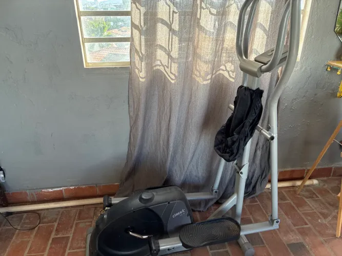 Vendo aparelho de ginástica elíptico semi novo