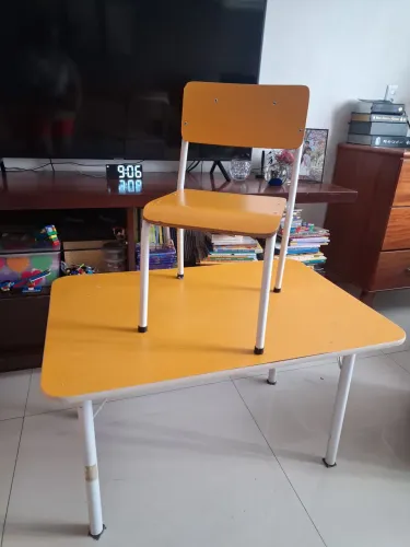 Vendo linda mesa infantil com cadeira