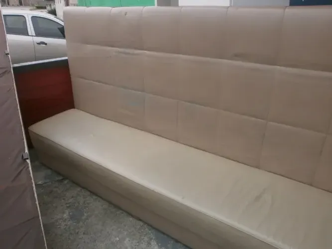 sofá - estofado - grande - medindo 3,70 x 60 x 1,30mt