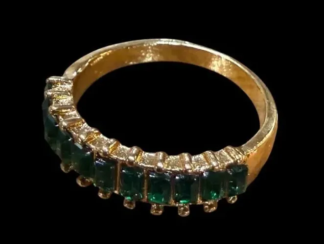Anel dourado com pedras verde baguetes