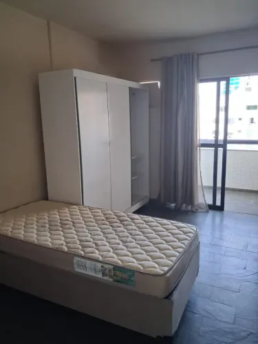 Kitnet mobiliada no centro com portaria 24h