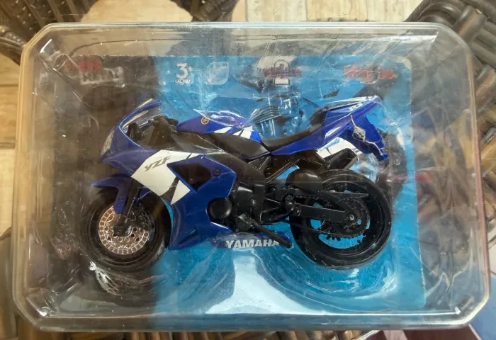 Miniatura moto Yamaha YZF R1 1/18