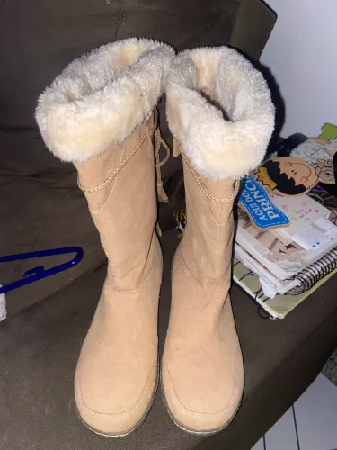 Bota bege bege com pelos