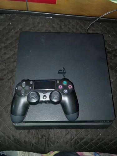 PS4 em ótimas condições com 1 controle e dois jogos