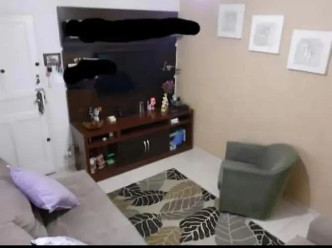 Painel para TV com prateleiras de vidro