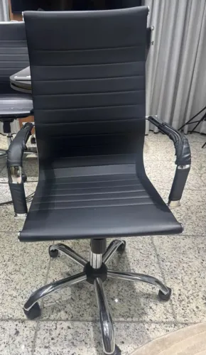 Cadeira presidente giratória preta