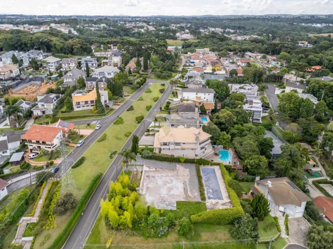 Terreno no condomínio Theodoro de Bona, ao lado do Parque Tingui