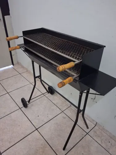 Churrasqueira com rodinha. ideal para fazer aquele espetinho saboroso.