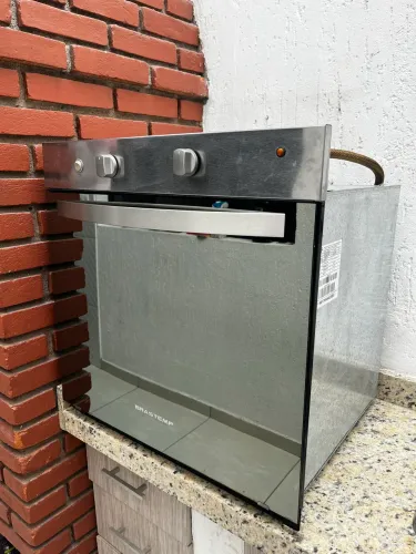 Forno a gás e Gril elétrico.