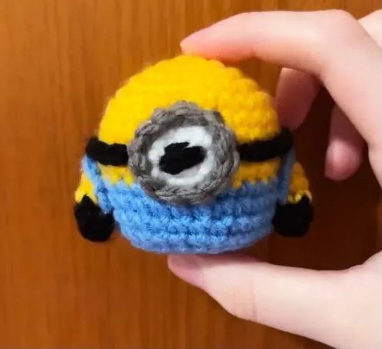 mini minion de crochê feito à mão