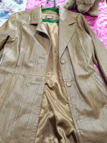 vendo lindo casaco de couro dourado feminino 