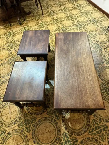 Conjunto mesa de centro e 2 laterais madeira maciça pés torneados estilo colonial