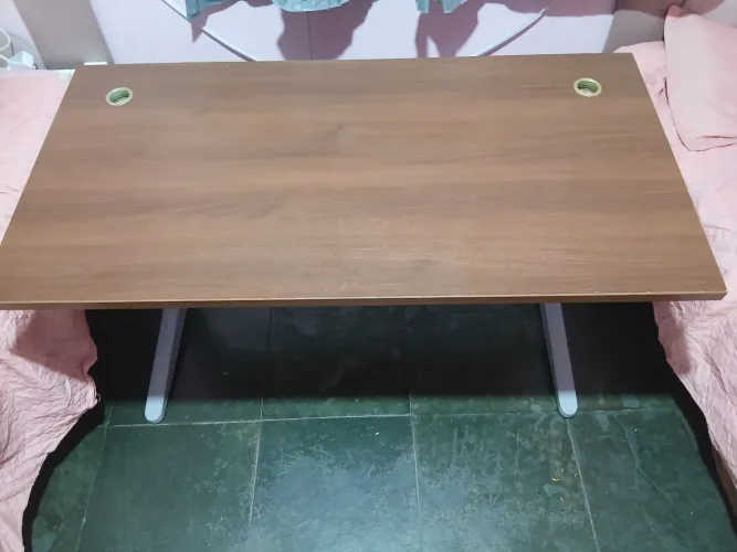 Mesa de estudo e escritório com pes de ferro de 1,20m x 0,60 cm