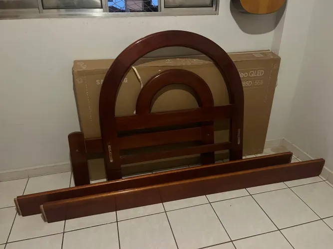 Cama de Solteiro 90 cm / em madeira maciça / semi nova / cor : Mogno