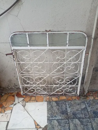 Janela de Ferro com grade colonial vintage