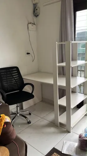Vendo escrivaninha branca,R$ 200,00 não faço entrega..