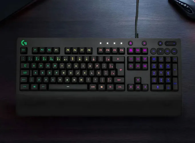 Teclado Gamer RGB Logitech G213 Prodigy - USB ABNT2 Preto