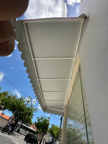 Toldo em alumínio medindo 3,5 X 1,00