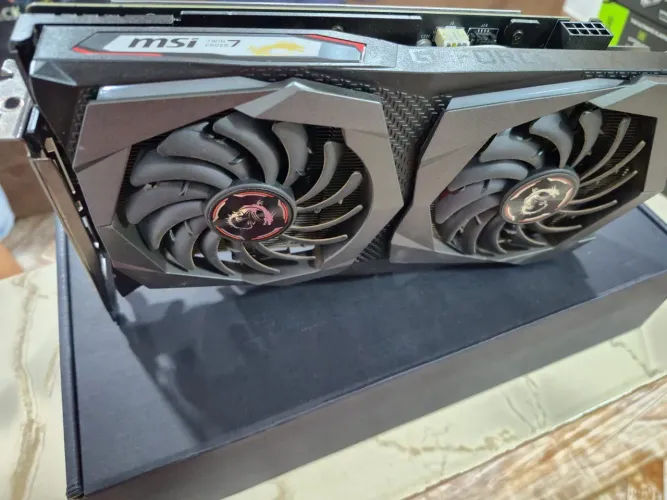 Placa de video GTX 1660 SUPER, muito nova