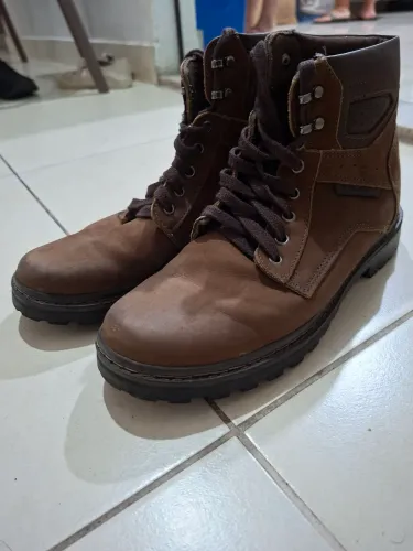 BOTA CANO LONGO DE COURO