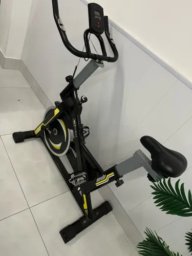 Vende-se bicicleta ergométrica WCT usada.