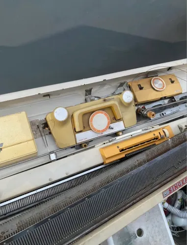 Máquina de tricô com pente
