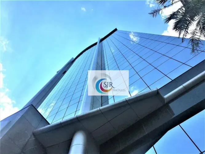 Sala comercial de 568,00 m² com 20 vagas de garagem, piso elevado com carpete, forro modul