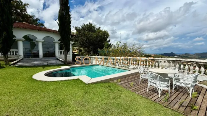 CASA CLÁSSICA À VENDA NO VILA CASTELA COM 705 M² E VISTA DEFINITIVA.