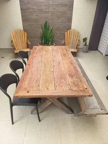 Conjunto de mesa com banco e cadeiras 