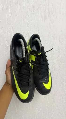 CHUTEIRA NIKE MERCURIAL TF BLACK SAFARI - RARA