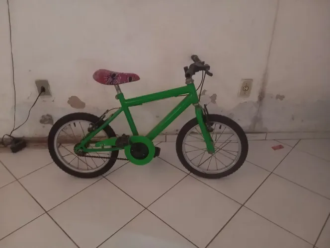 Vende-se uma bicicleta infantil aro 16 usada