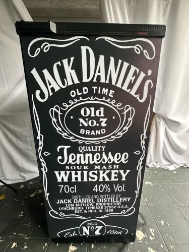 Geladeira envelopada Jack daniels