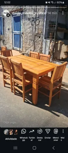 Mesa de madeira com 6 cadeiras