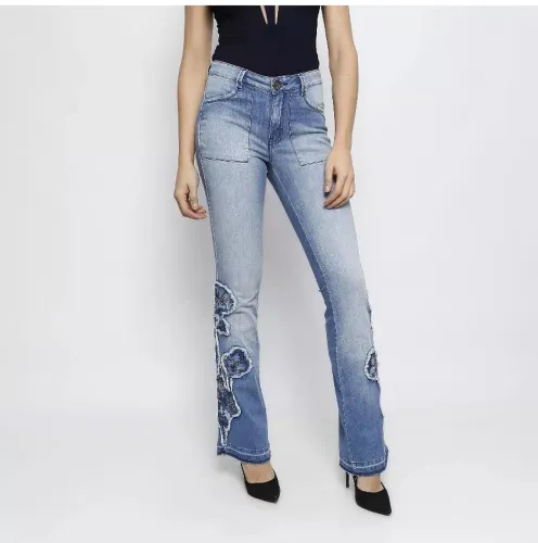 Calça jeans com detalhe bordado na perna da marca ozmose